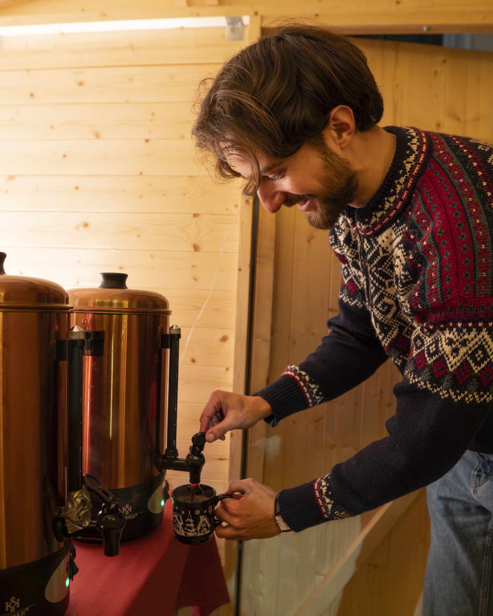 Nils füllt Glühwein in eine Tasse — Mulled-Service vor Ort