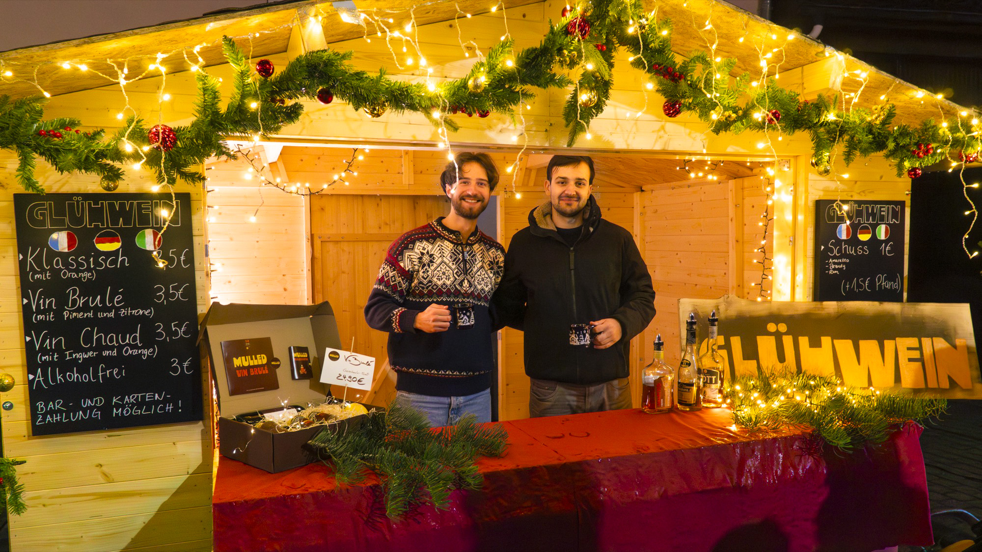 Fabian und Nils am Mulled-Glühweinstand
